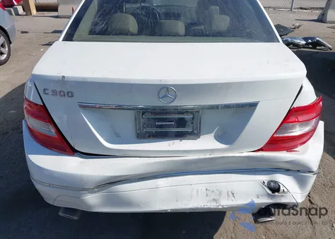 2011 Mercedes-Benz C 300 Luxury/Sport z USA, uszkodzony, nr VIN WDDGF5EB2BR147025